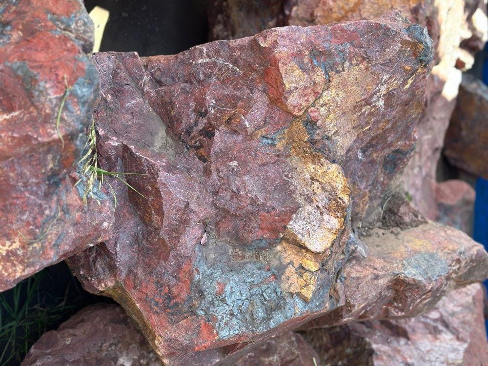 Камни для ландшафтного дизайна красно-фиолетовые 10-60 килограмм купить в Мытищах