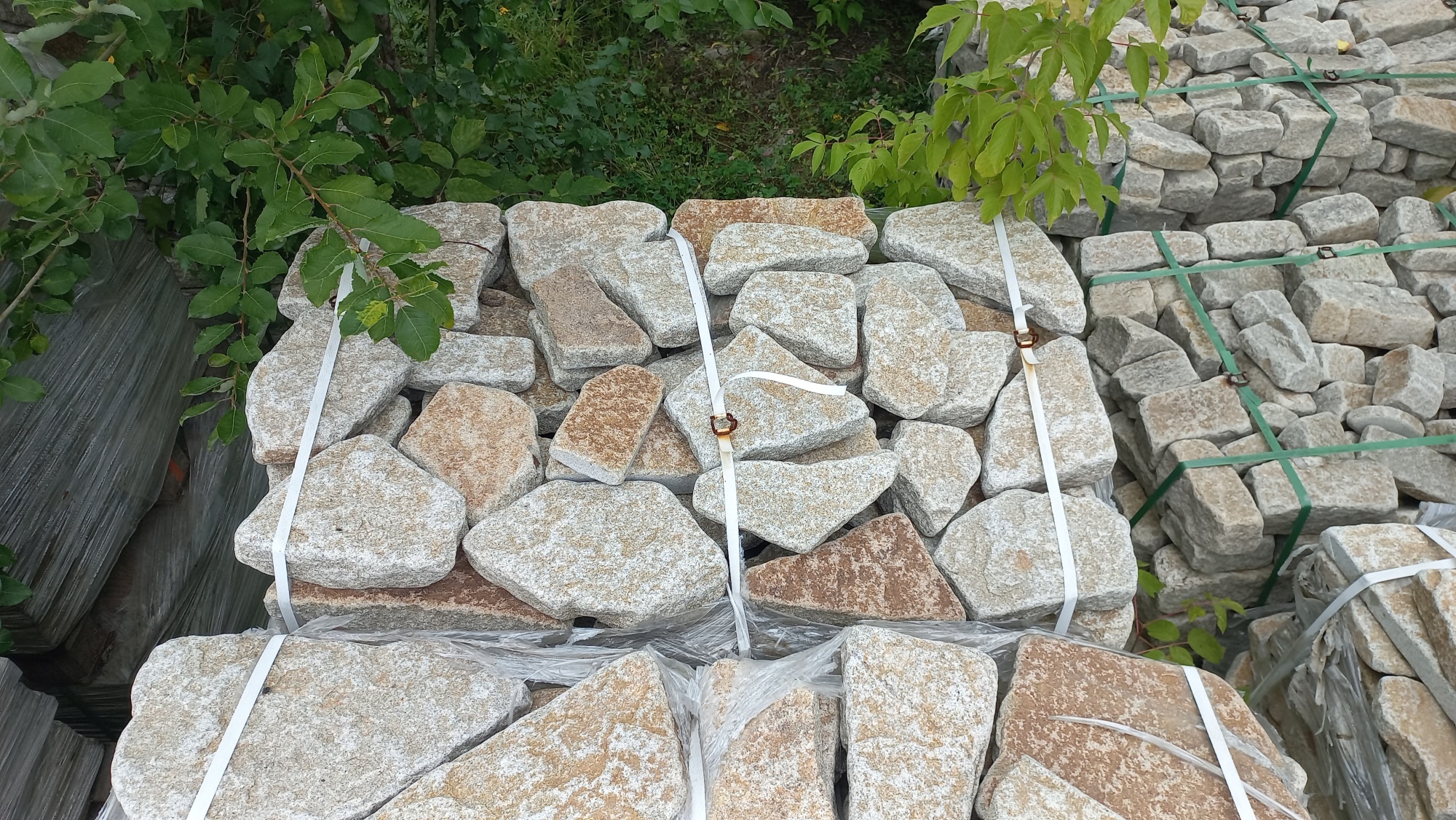 Плитняк галтованный гранитный для ландшафтного дизайна купить в Мытищах