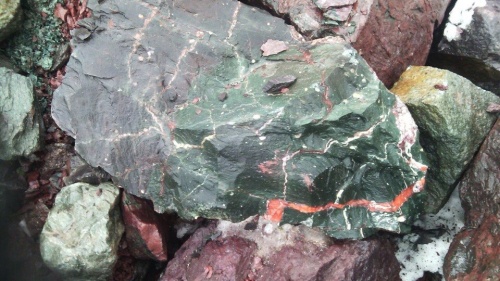 Гигантские зелёные валуны для ландшафтного дизайна весом более 5 тонн купить в Мытищах