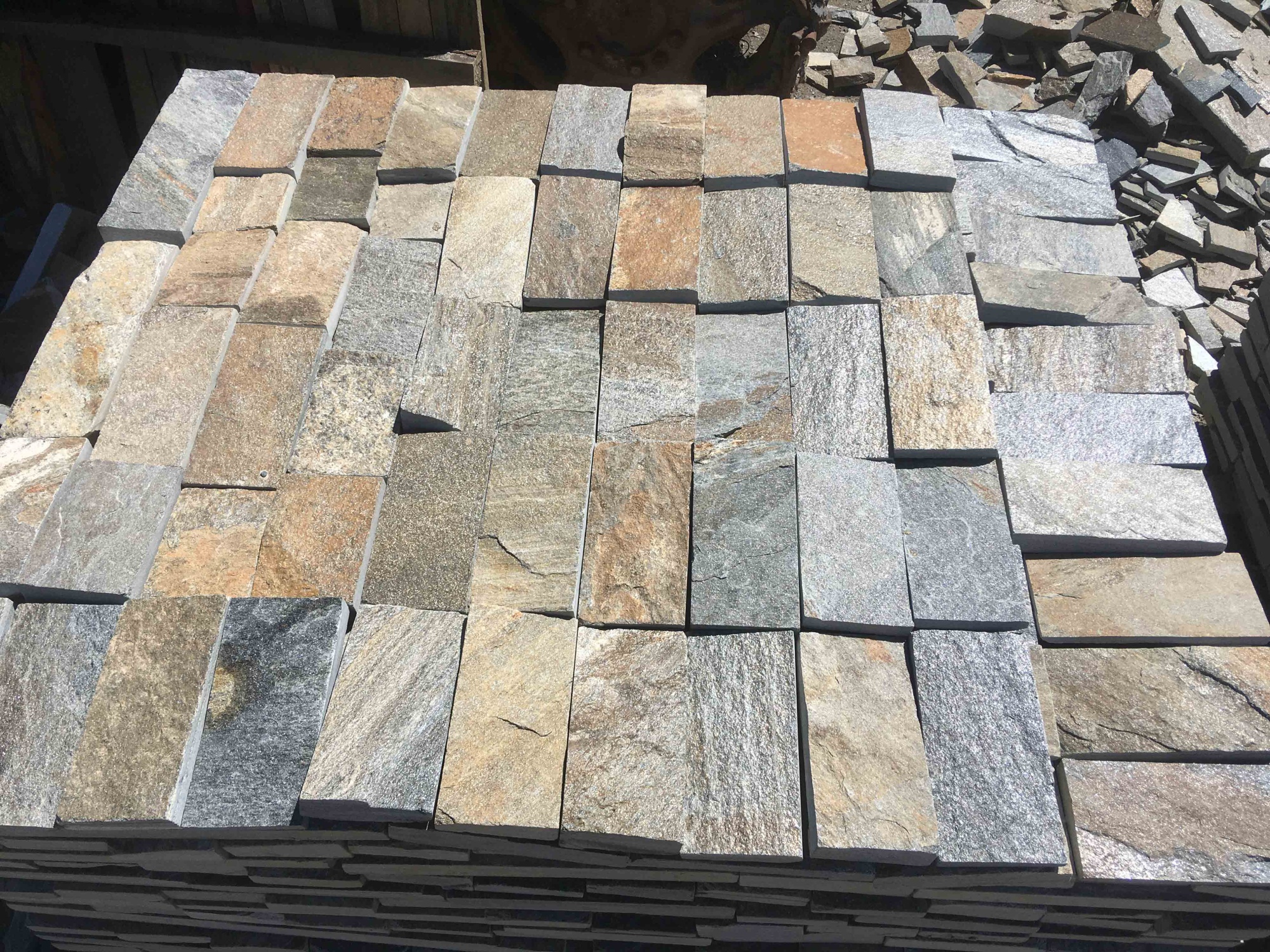 Плитка пилёная златолит Уральский для фасада купить в Мытищах