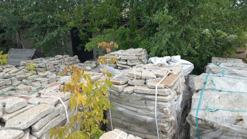 Плитняк галтованный гранитный для ландшафтного дизайна купить в Мытищах