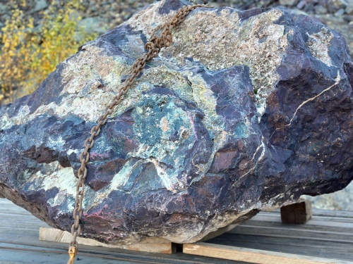 Огромные красно-фиолетовые валуны для ландшафтного дизайна весом более 5 тонн купить в Мытищах