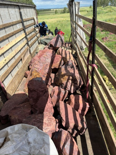 Ландшафтные глыбы красно-фиолетовые 200-1000 килограмм купить в Мытищах