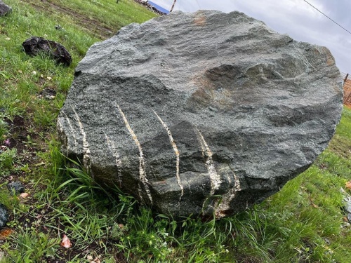 Гигантские зелёные валуны для ландшафтного дизайна весом более 5 тонн купить в Мытищах