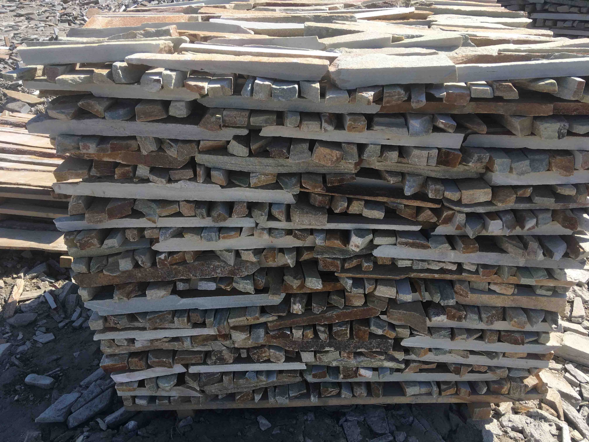 Горбушка златолит золотистый для облицовки купить в Мытищах