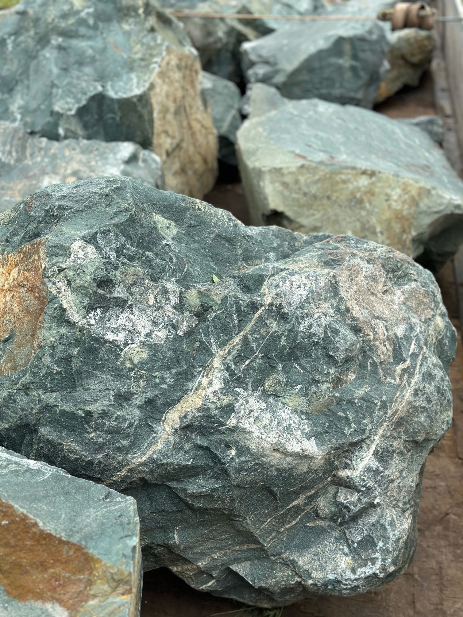 Камни для ландшафтного дизайна зелёные 10-60 килограмм купить в Мытищах