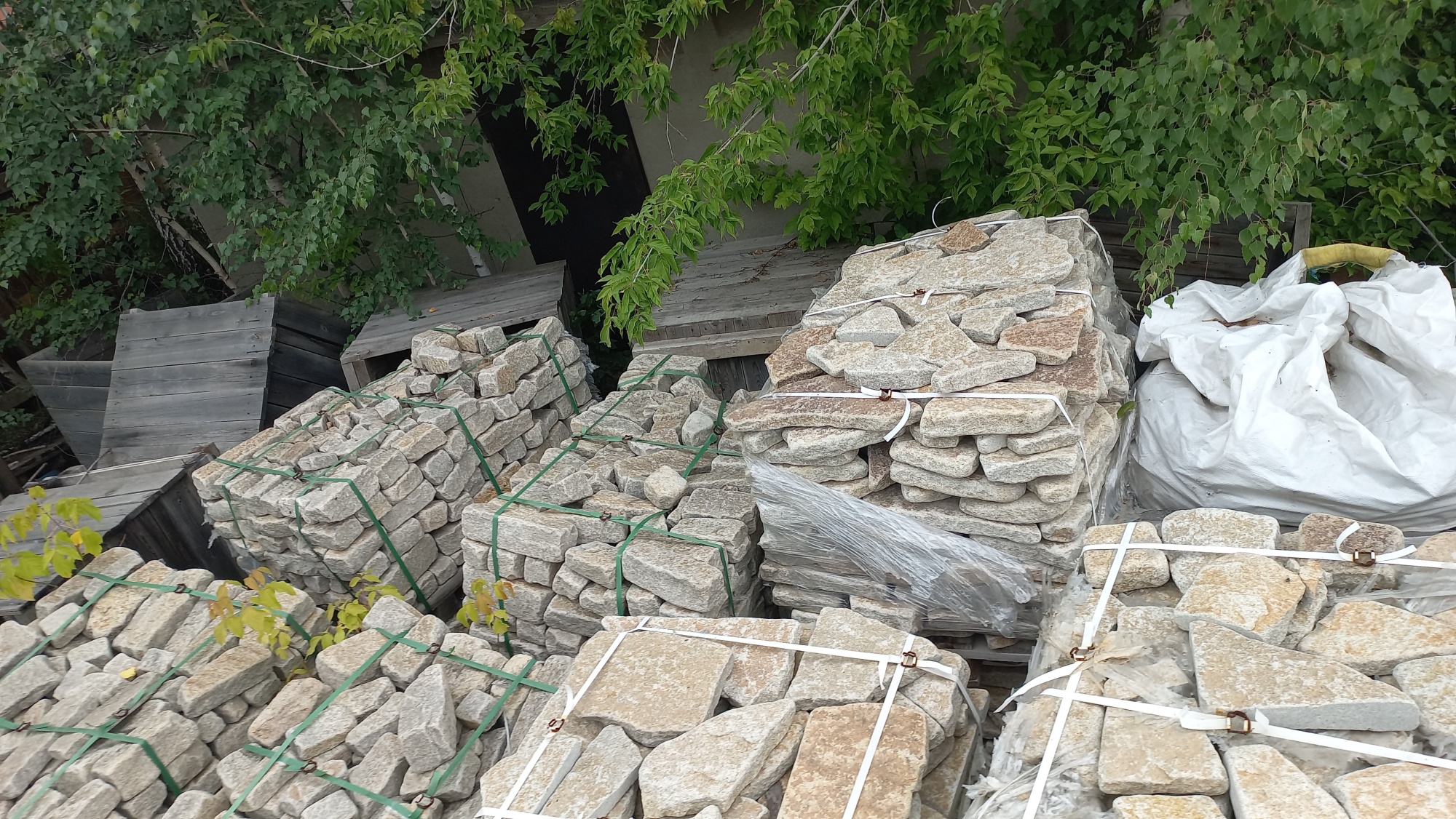 Плитняк гранитный галтованный купить в Мытищах