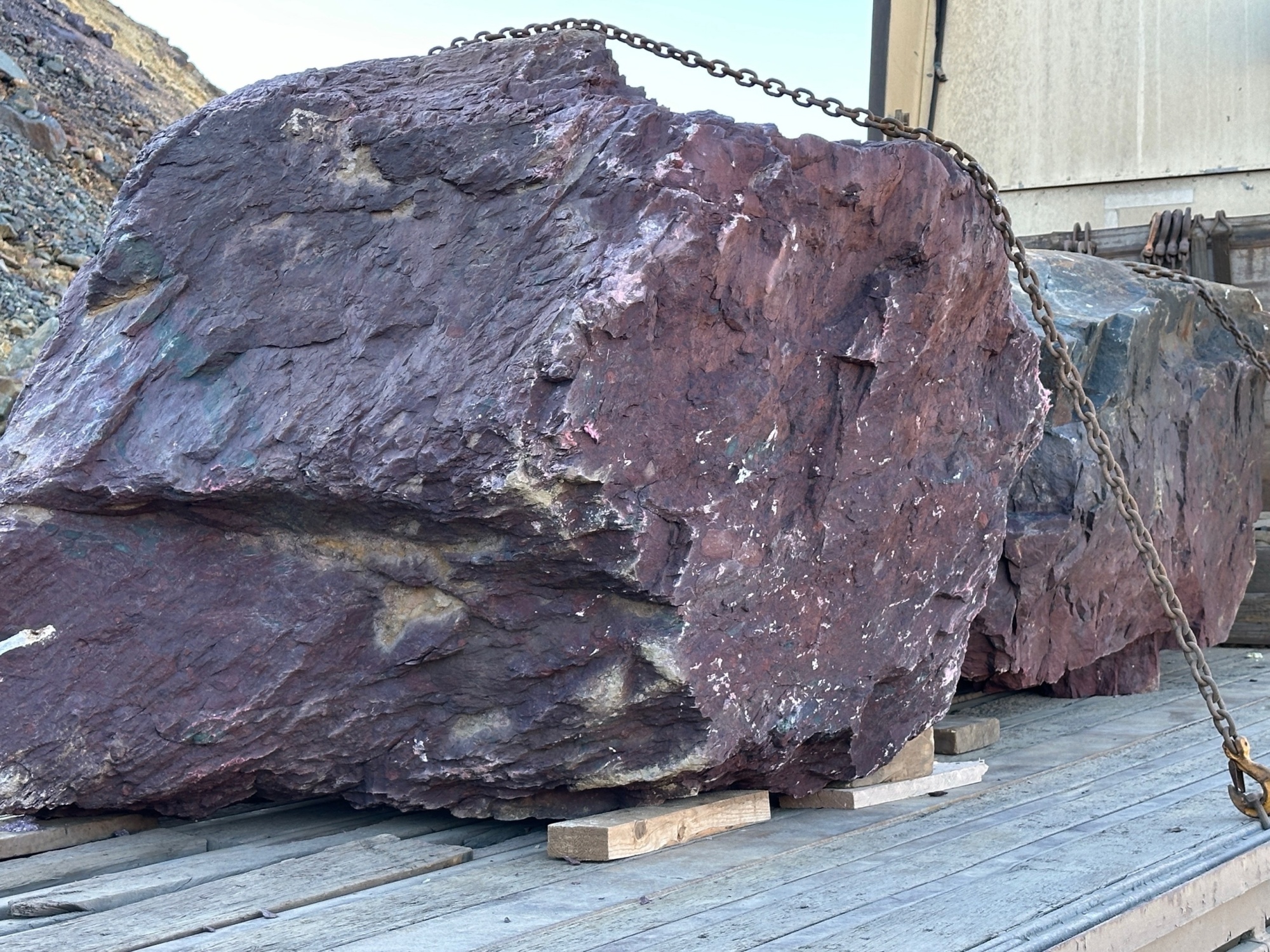 Огромные красно-фиолетовые валуны для ландшафтного дизайна весом более 5 тонн купить в Мытищах