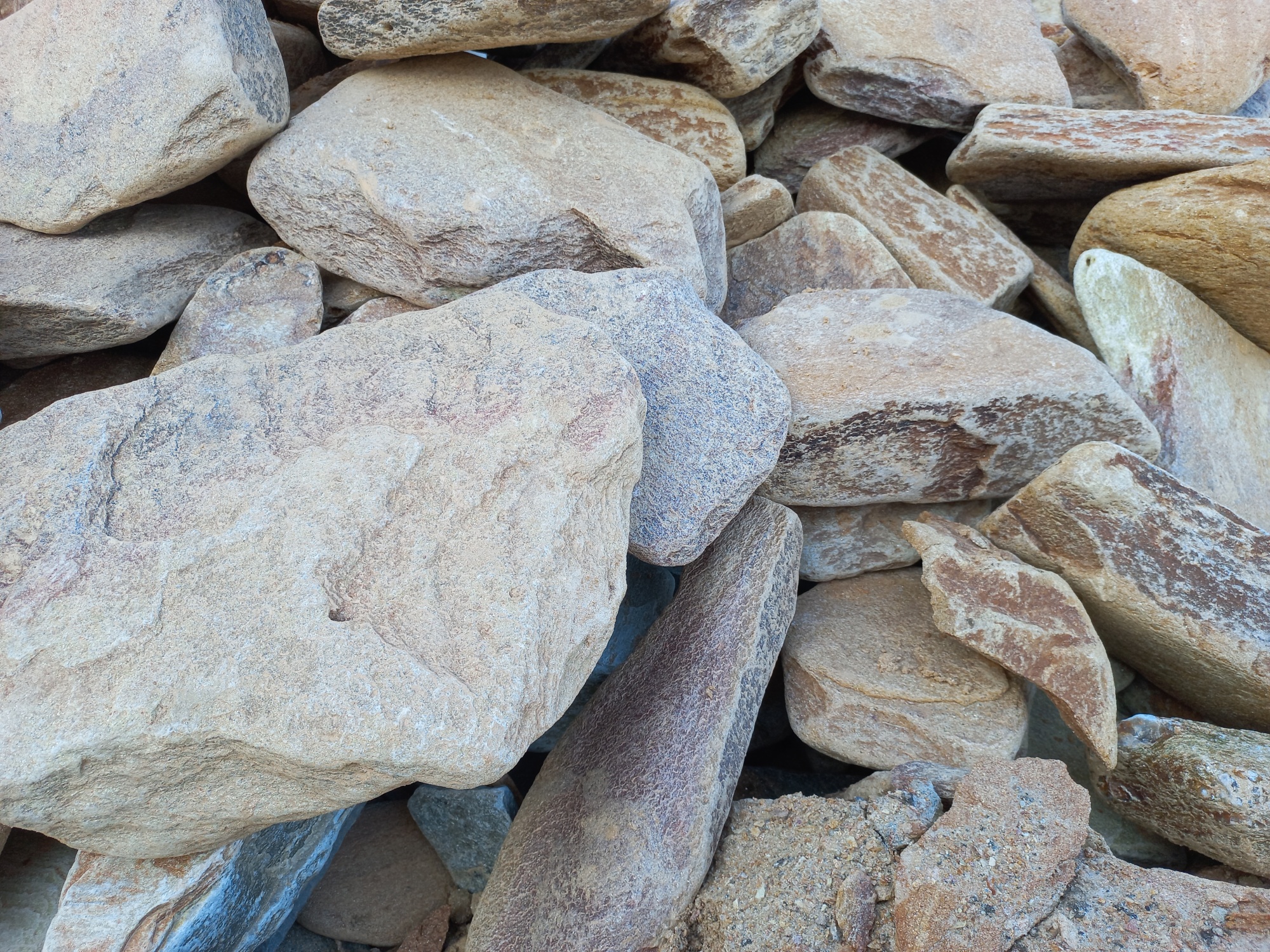 Златолит жёлтый, жёлто-зелёный глыбки и валуны для ланшафтного дизайна купить в Мытищах