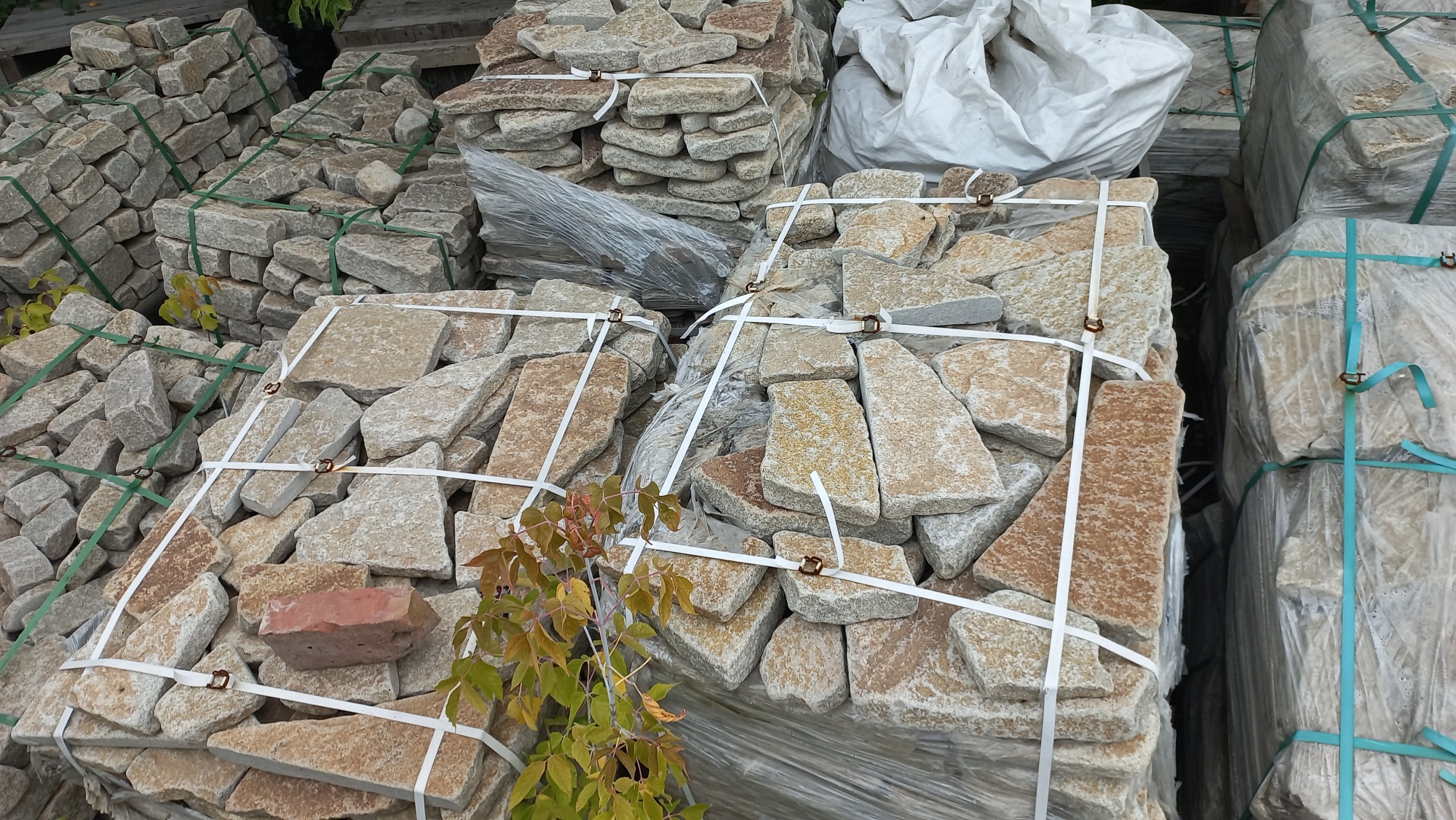 Плитняк гранитный галтованный купить в Мытищах