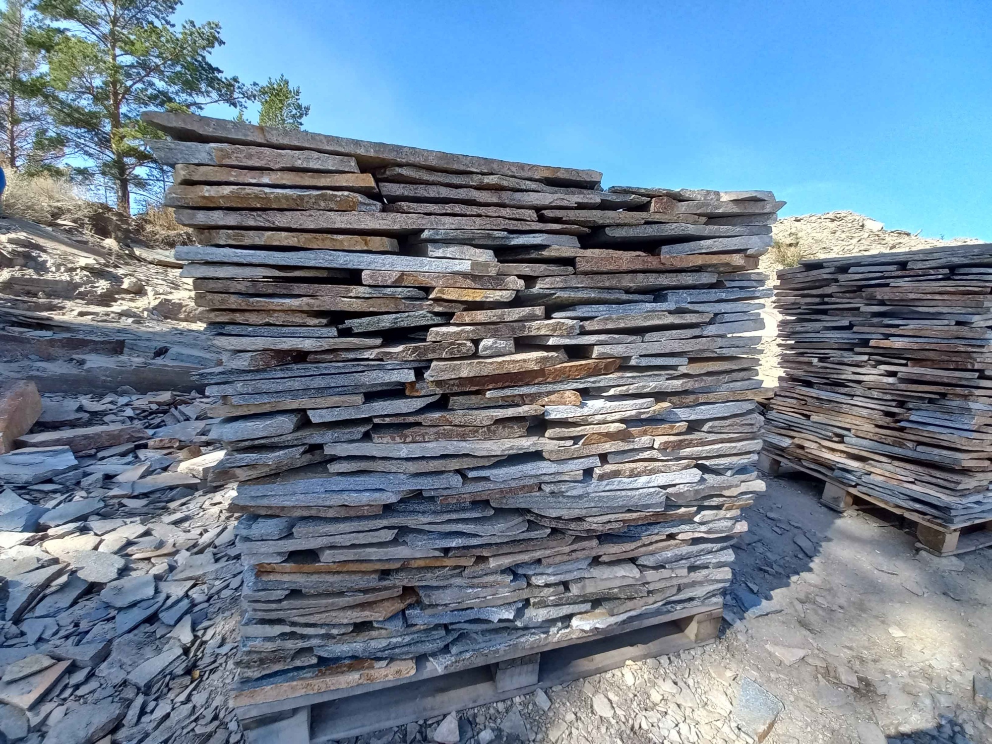 Плитняк златолит серебристый для фасада купить в Мытищах