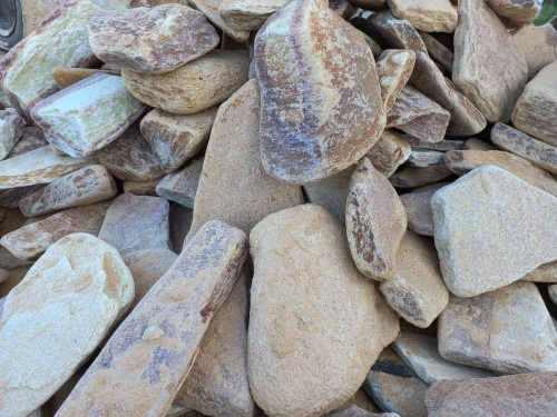 Златолит жёлтый, жёлто-зелёный глыбки и валуны для ланшафтного дизайна купить в Мытищах