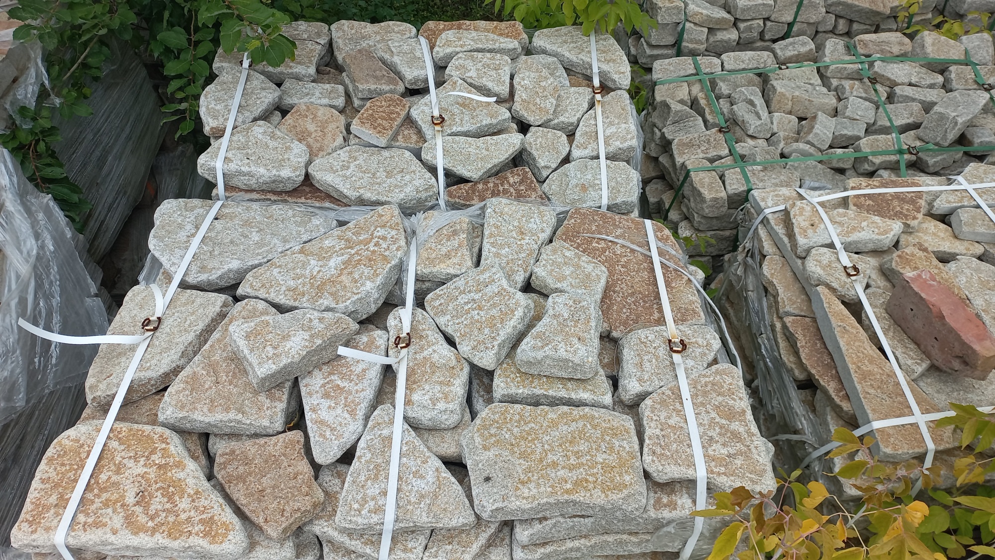 Гранитный плитняк галтованный для мощения купить в Мытищах