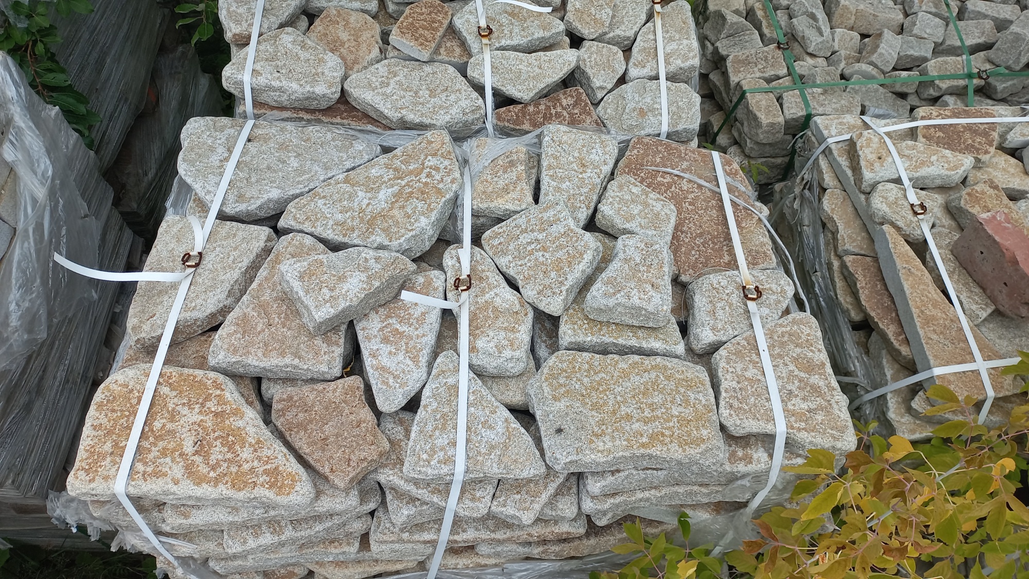 Плитняк галтованный гранитный для ландшафтного дизайна купить в Мытищах