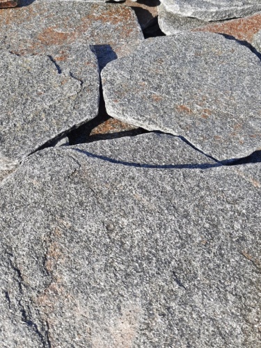 Златолит серебристый галтованный для лестниц купить в Мытищах